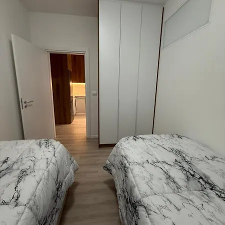 Aura アパート ティラナ